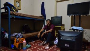 Albergue Divina Misericordia ubicado en El Barrio San Esteban, sobe la 6a Calle Oriente, en San Salvador. Este lugar da un techo donde dormir a personas sin hogar, pobres.