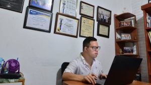 EDC Roberto Sánchez persona con síndrome Down licenciada en ciencias de la educación