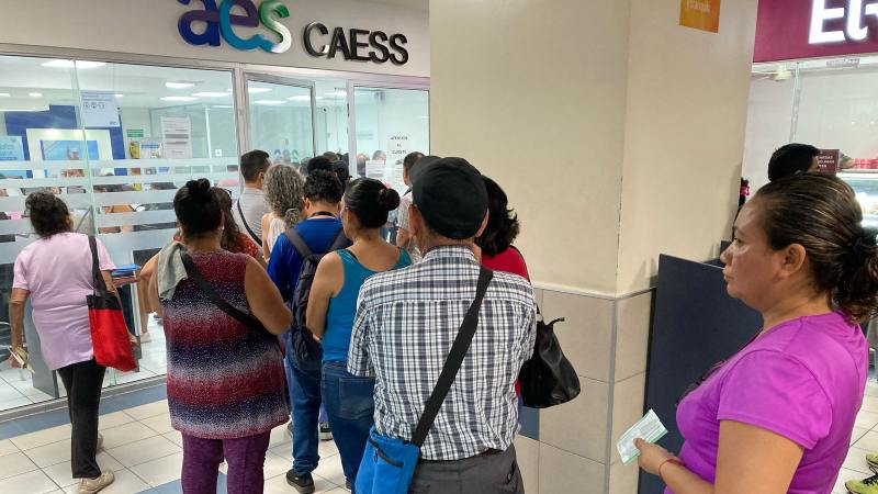 Filas para pagar recibos de luz en Caess Aes en el Centro Histórico de San Salvador. Foto: archivo