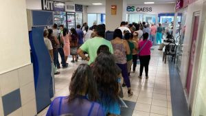 Largas filas para pagar recibos de luz en Caess Aes en el Centro Histórico de San Salvador.