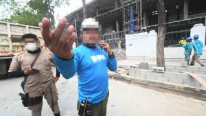 Custodios de Centros Penales y un miembro de la DOM restringieron el trabajo periodístico en la vía pública mientras se tomaba fotografías de la intervención del Hospital Rosales. Foto EDH