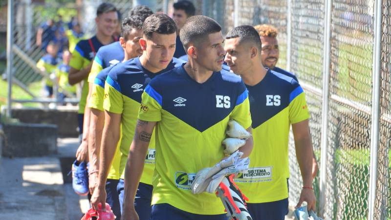 Mario González encabeza la entrada de jugadores durante el primer entreno de Hernán Darío 