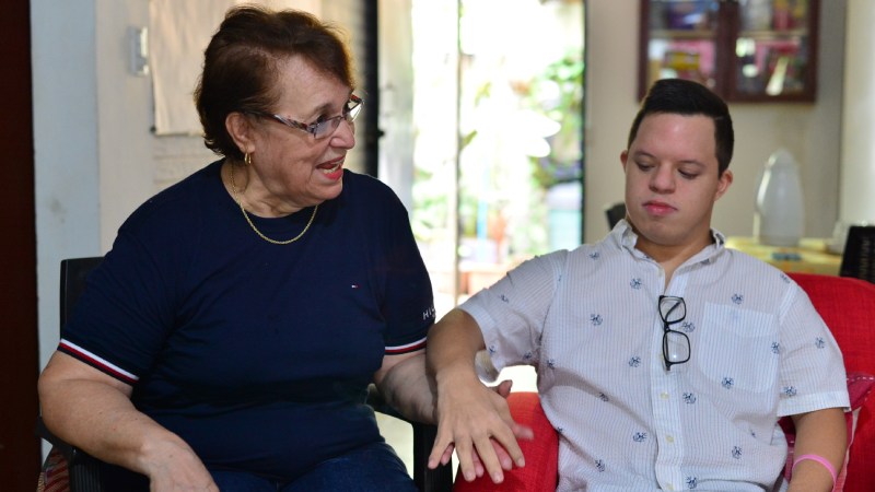 Roberto Arturo Reyes Meléndez de 29 años es una persona con síndrome down que es licenciada en ciencias de la educación de la Universidad Pedagógica.