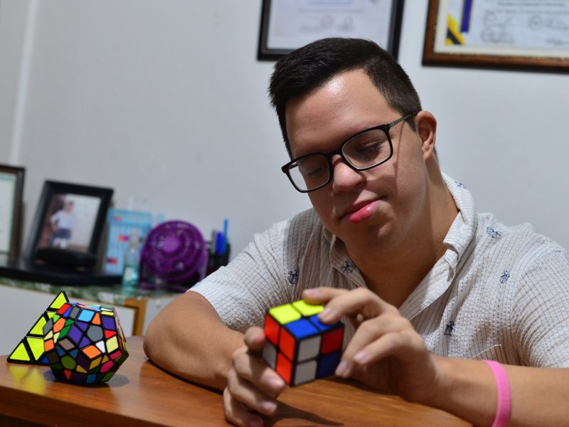 Roberto Arturo Reyes Meléndez de 29 años es una persona con síndrome down que es licenciada en ciencias de la educación de la Universidad Pedagógica.