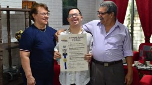 Roberto Arturo Reyes Meléndez de 29 años es una persona con síndrome down que es licenciada en ciencias de la educación de la Universidad Pedagógica.