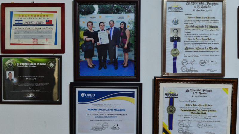 Roberto Arturo Reyes Meléndez de 29 años es una persona con síndrome down que es licenciada en ciencias de la educación de la Universidad Pedagógica.