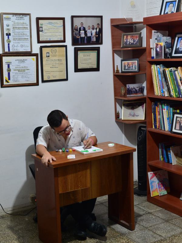 Roberto Arturo Reyes Meléndez de 29 años es una persona con síndrome down que es licenciada en ciencias de la educación de la Universidad Pedagógica.