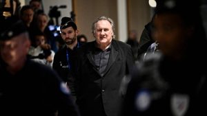 Gerard Depardieu comparte ante su primer juicio por agresiones sexuales