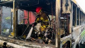 Bomberos trabajaron en liquidar el incendio y remanentes de fuego en la unidad de la Ruta 456. Foto EDH / Cortesía Bomberos.