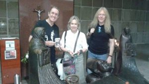 Iron Maiden visita la tumba de Monseñor Romero en 2016