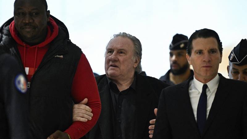 Depardieu llega con su abogado Jeremie Assous (derecha) al cuarto día de su juicio, en el que se le acusa de agredir sexualmente a dos mujeres durante un rodaje en 2021.  / 