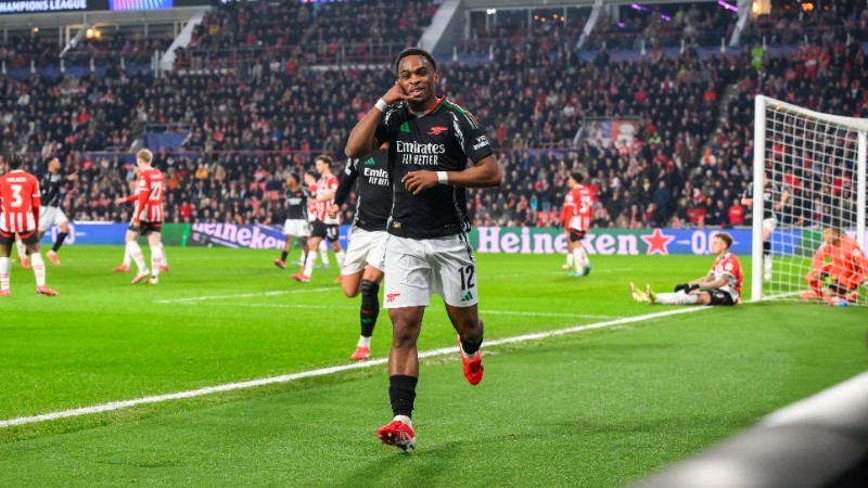 Jurrien Timber, del Arsenal, celebra un gol ante el PSV. Foto EDH/AFP.