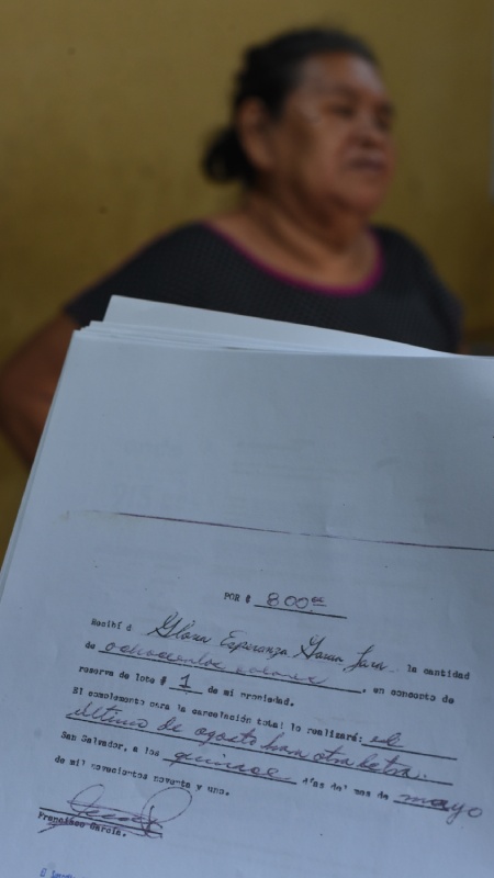 Gloria Esperanza mostró los documentos con los que cuenta sobre el pago que hizo de la propiedad. | Foto EDH / Menly González