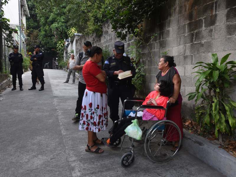 Familiares de los nuevos propietarios llegaron junto con abogados y agentes de la PNC para hacer efectivo el desalojo de Gloria y su nieta.