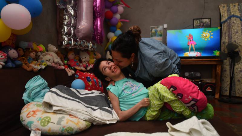 Yensy cumple los 18 años de edad y esta enferma de hidranencefalia. 
Foto EDH/Miguel Lemus / 
