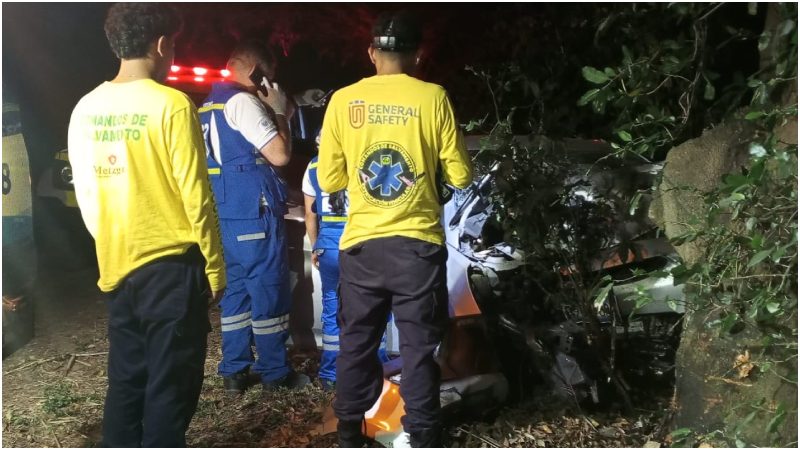 Socorristas y paramédicos recuperaron el cuerpo de entre los hierros. Foto / Cortesía Comandos de Salvamento