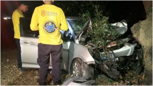 Así quedó el auto tras el choque. Foto / Cortesía Comandos de Salvamento