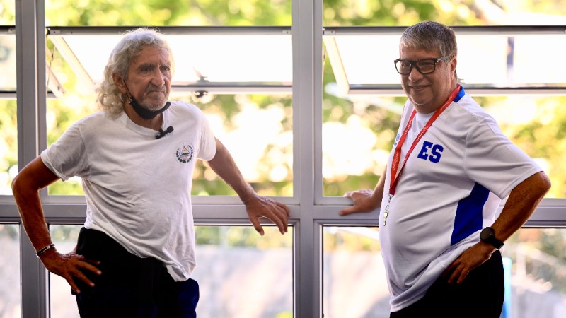 Mágico González visitó a la Selecta del Bolillo Gómez en El Polvorín. Foto EDH/Cortesía Indes.