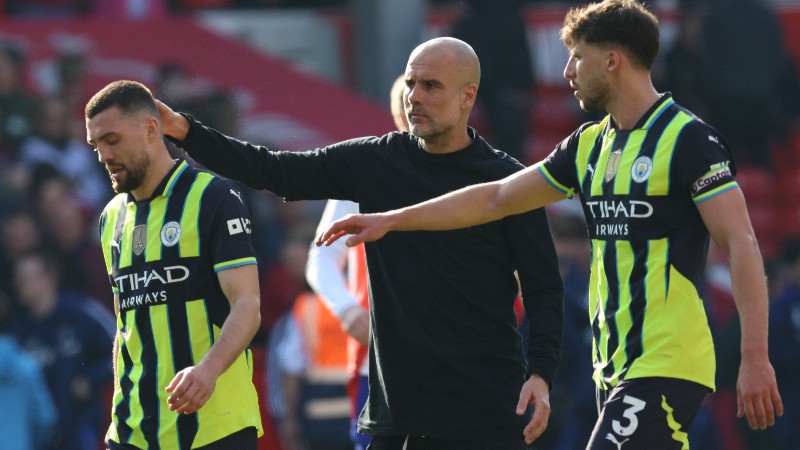 Pep Guardiola, técnico del Manchester City, consuelta a Mateo Kovacic tras la derrota ante el Forest. Foto EDH/AFP.