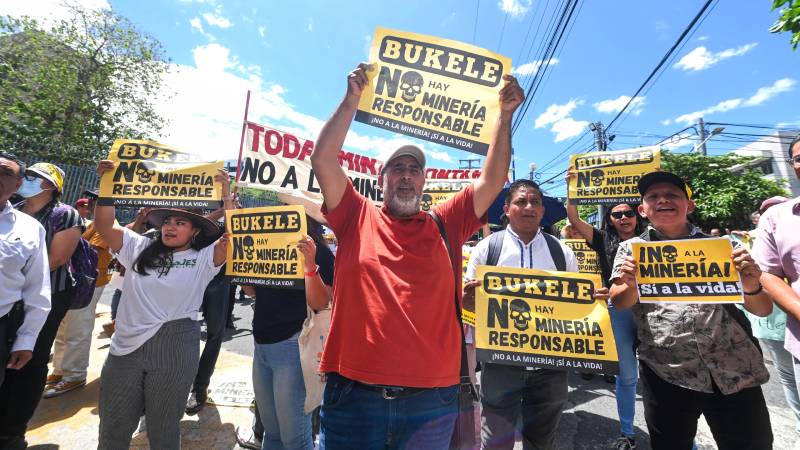 Manifestantes- Iglesia- Católica- Entregan- Firmas- Minería- Asamblea- Legislativa