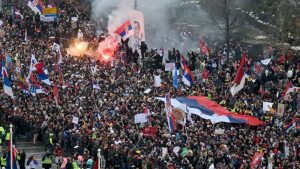 Manifestantes señalan que la corrupción del gobierno de Aleksandr Vucic causó una tragedia en la que 15 personas murieron en una estación de trenes en noviembre de 2024. Foto: AFP
