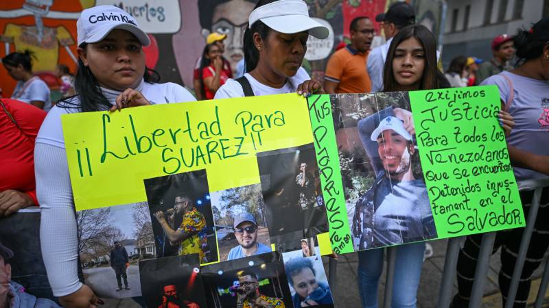 Personas asisten a una manifestación contra el encarcelamiento de venezolanos en una cárcel salvadoreña en Caracas. Cientos de personas marcharon en Caracas para exigir la liberación y repatriación de 238 venezolanos enviados por el presidente estadounidense Donald Trump a una prisión en El Salvador, acusados ​​de vínculos con la banda criminal El Tren de Aragua.
Foto EDH/ AFP