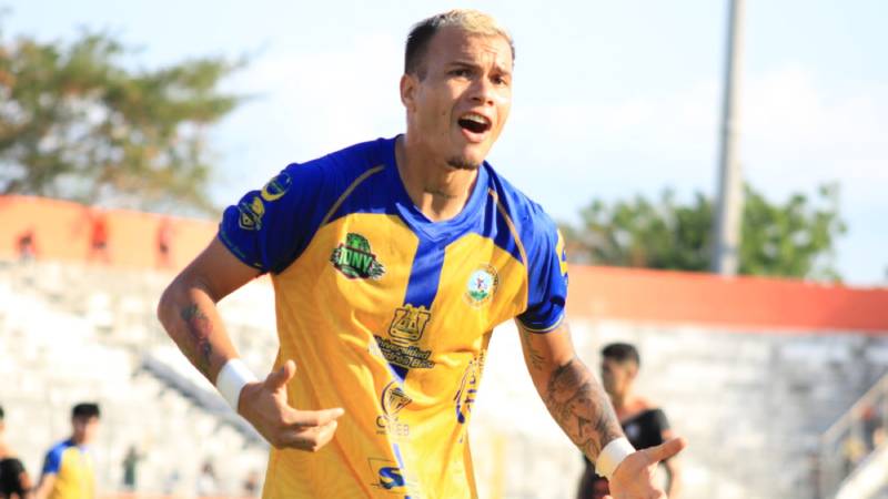 La celebración de Sebastián Julio, tras anotar de penalti ante Águila. Foto: CD Municipal Limeño/Katherine Moreno. / 