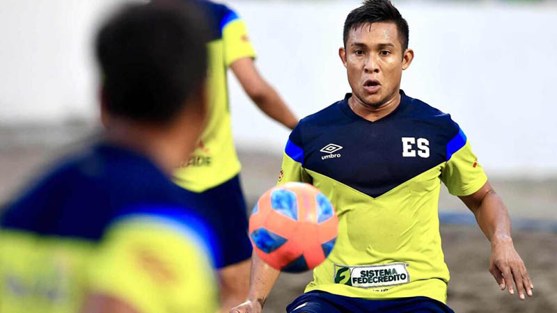 El cierre Heber Ramos recibe un balón y lo devuelve, en una de las prácticas de la Selecta Playera. Foto: Cortesía Fesfut / LaSelecta