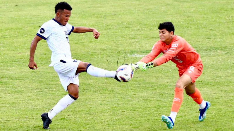 El seleccionado Rafael Tejada (i.) por pegarlo al balón, en el amistoso ante Alianza. Foto: Cortesía Indes