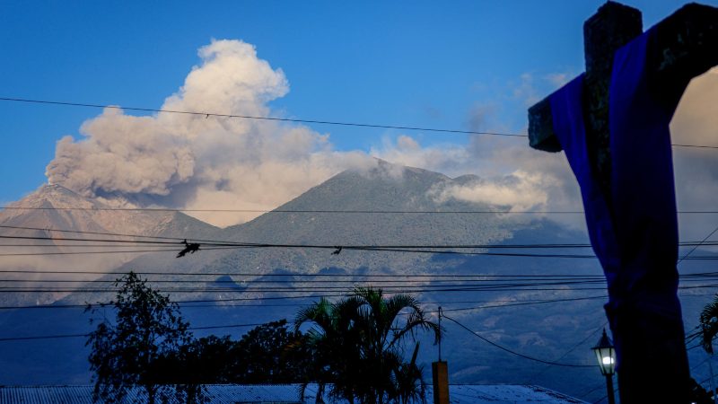 Fotografía del volcán de Fuego durante una 