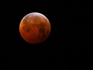 Imagen de referencia de un eclipse lunar total: la sombra de la Tierra tiñe la Luna de rojo durante casi una hora de totalidad.