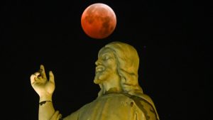 Eclipse total lunar visto en el salvador del mundo.