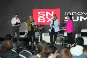 En la inauguración del evento estuvieron presentes representantes de Sandbox, el BID, el Banco Mundial y el Gobierno Nacional. Foto EDH/Cortesía