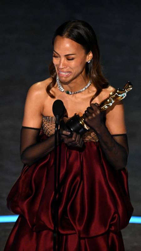 Actriz Zoe Saldana gana premio Oscar