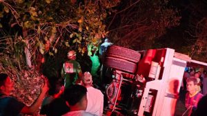 Camión que transportaba a 50 aficionados de fútbol perdió los frenos y volcó en Cinquera