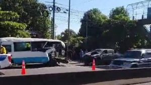 Pick up impactó contra la parte trasera de una coaster del transporte colectivo. Foto EDH / Cortesía.