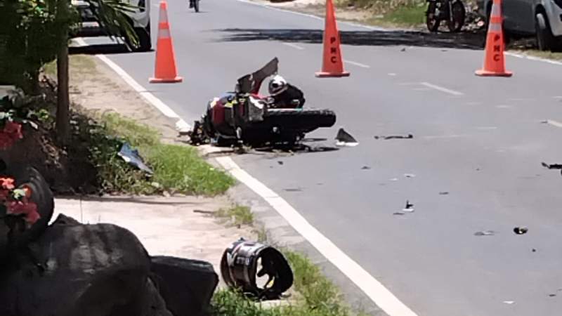 Dos motociclistas murieron y sus cuerpos quedaron a pocos metros de la motocicleta. Foto EDH / Cortesía.