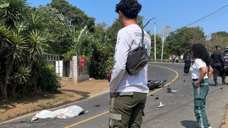Socorristas intentaron salvarlo, pero el hombre ya no tenía signos vitales. Foto EDH / Cortesía Cruz Verde Salvadoreña.