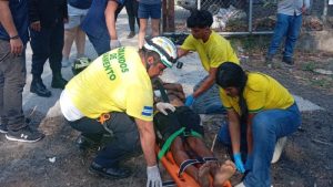 Socorristas intentaron salvar la vida del joven y lo trasladaron a un hospital. Foto EDH / Cortesía Comandos de Salvamento.