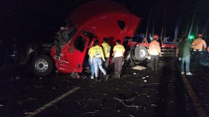 Instituciones de primera respuesta atendieron el accidente que dejó a cinco personas lesionadas. Foto EDH / Cortesía Comandos de Salvamento.