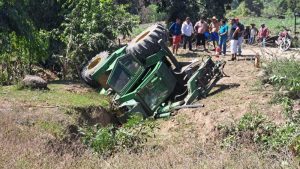 El tractor quedó volcado en un arriate, en Nejapa. Foto EDH / Cortesía.