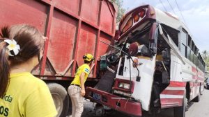 Socorristas verifican el accidente entre una rastra y un bus. Foto EDH / Cortesía Comandos de Salvamento.