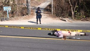 Policía durante la inspección de la escena de accidente en la Troncal del Norte. Foto: PNC