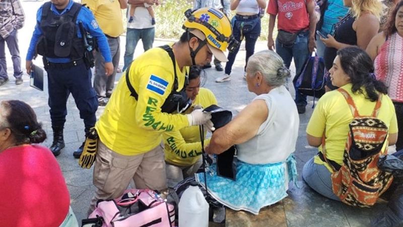 Brindan atención prehospitalaria a anciana que resultó lesionada luego de ser agredida por una mujer. Foto / Comandos de Salvamento