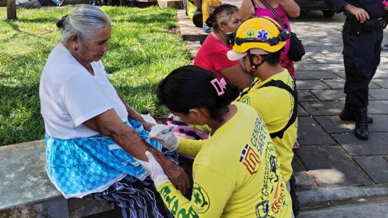 Momento en que la víctima es vendada. Foto / Comandos de Salvamento
