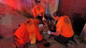 Momento en que los socorristas atendieron a víctima. Foto / Cruz Azul Santa Ana