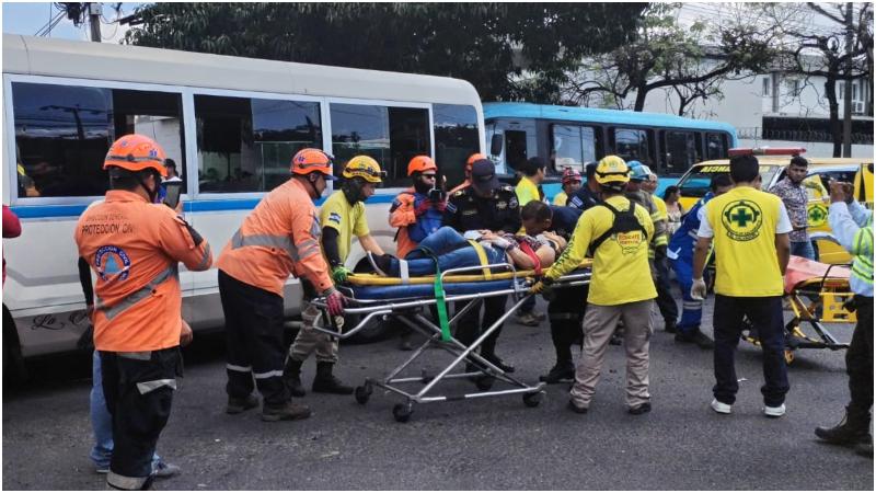 Momento en que la víctima es sacada del microbús. Foto / Cortesía Comandos de Salvamento