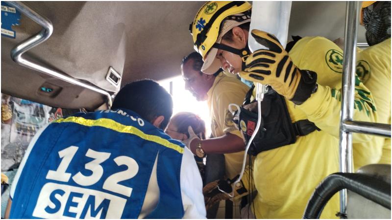 Cuatro lesionados dejó el accidente sobre el bulevar. Foto / Comandos de Salvamento