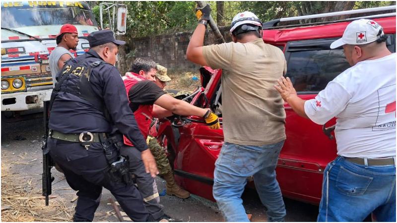 Momento en que la víctima es sacada del carro. Foto / Cortesía Cruz Roja