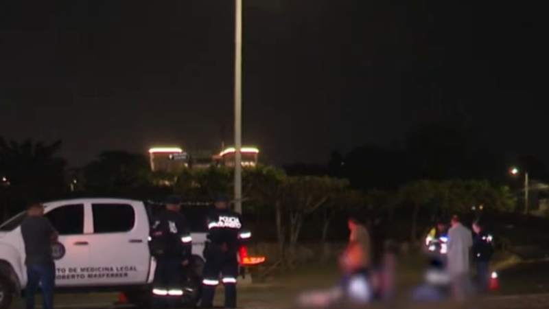 Las autoridades procesan la escena con una persona fallecida. Foto EDH / Cortesía.